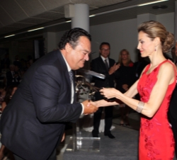 Doña Letizia hace entrega del galardón al presidente del Grupo Ángel Camacho, Ángel Camacho Álvarez